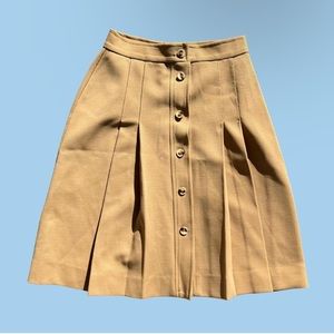 Vintage 70s above the knee button down pleated skirt
Would best fit a size S